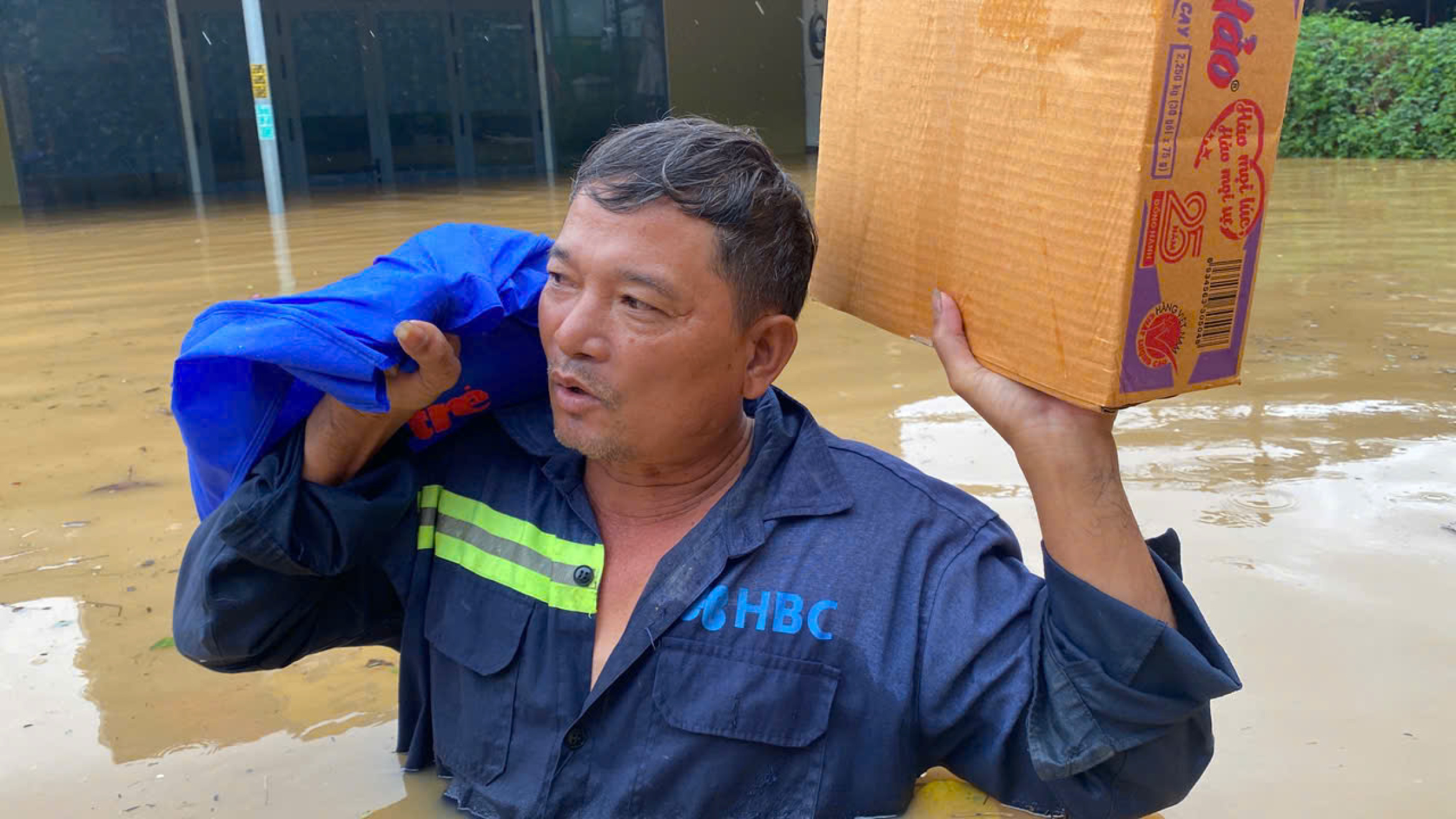 《青年报》读者的紧急救援物资送达岘港“洪水中心”居民手中